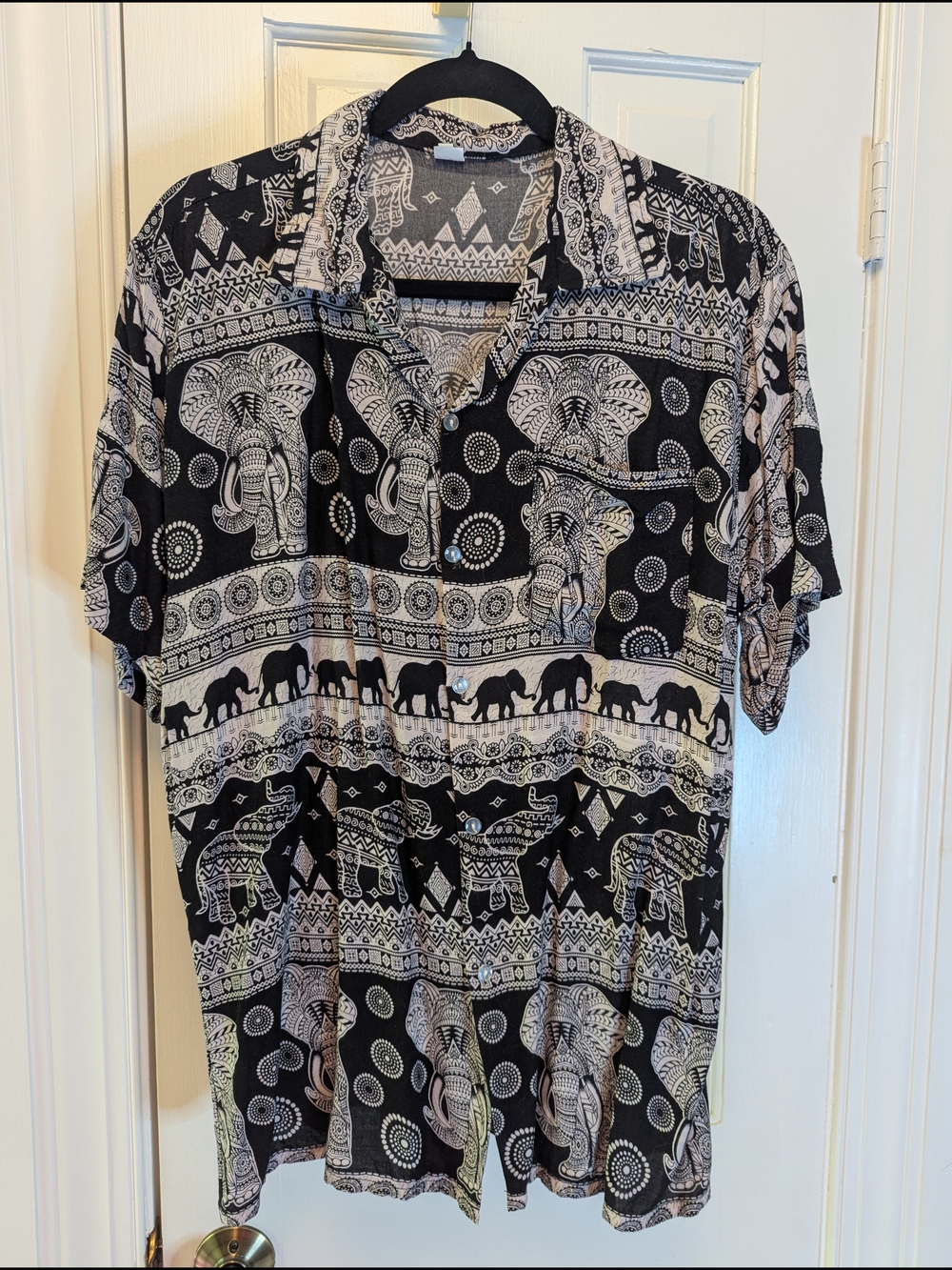 Men's Black & Cream Elephant Print Short-Sleeve Button-Down Shirt